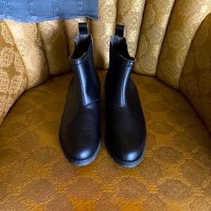 Nicora handmade sustainable vegan Chelsea boots. Size 10.